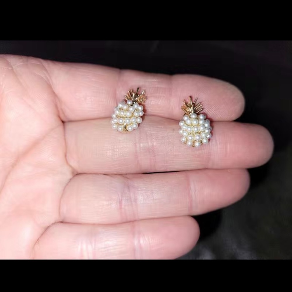 NWT Faux pearl pineapple stud earring. ππ - Picture 3 of 4